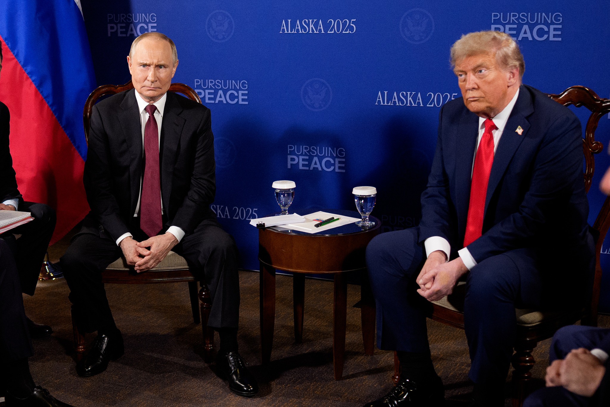 Tổng thống Nga Vladimir Putin và Tổng thống Mỹ Donald Trump tại hội nghị thượng đỉnh ở Alaska. Ảnh: CBS News.