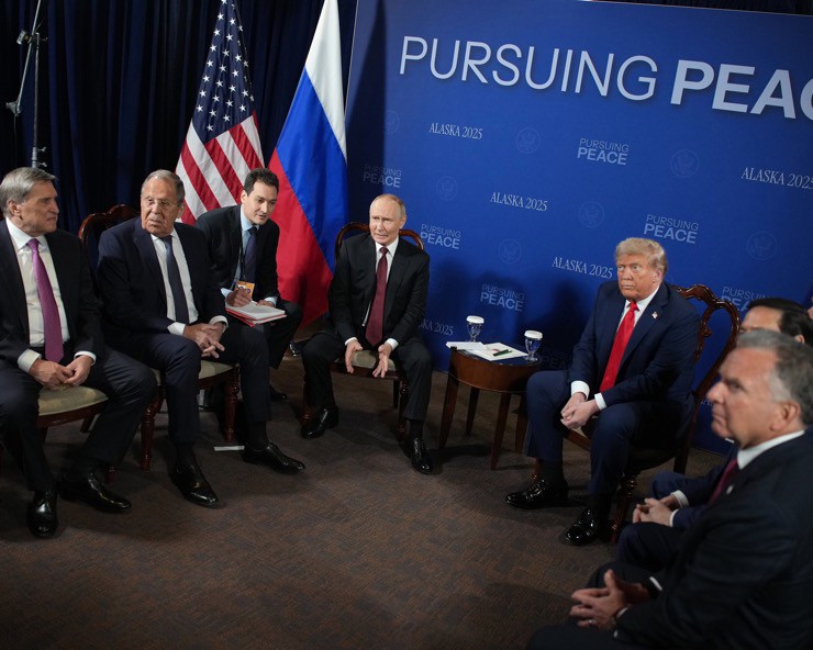 Hội đàm giữa ông Trump và ông Putin chuyển từ hình thức một - một sang ba - ba. Ảnh: Getty Images.