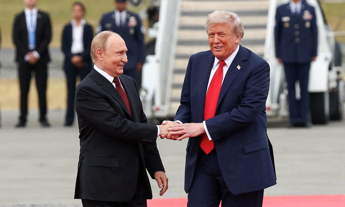 Ông Trump và ông Putin bắt tay trên thảm đỏ. Ảnh: Reuters.
