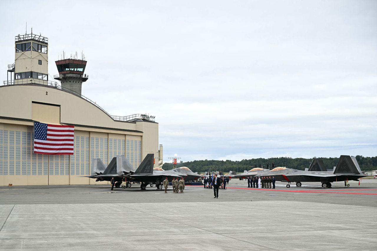 Tiêm kích tàng hình F-22&nbsp;được thành&nbsp;hàng để đón ông Trump và ông Putin. Ảnh: AFP.