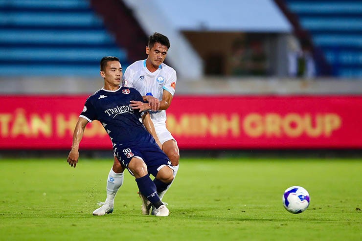 Nam Định (áo trắng) gặp nhiều khó khăn trước Hải Phòng