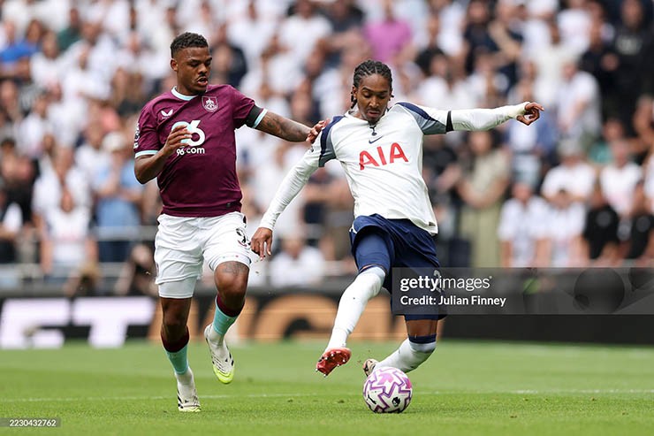 Tottenham (áo trắng) chiếm thế chủ động