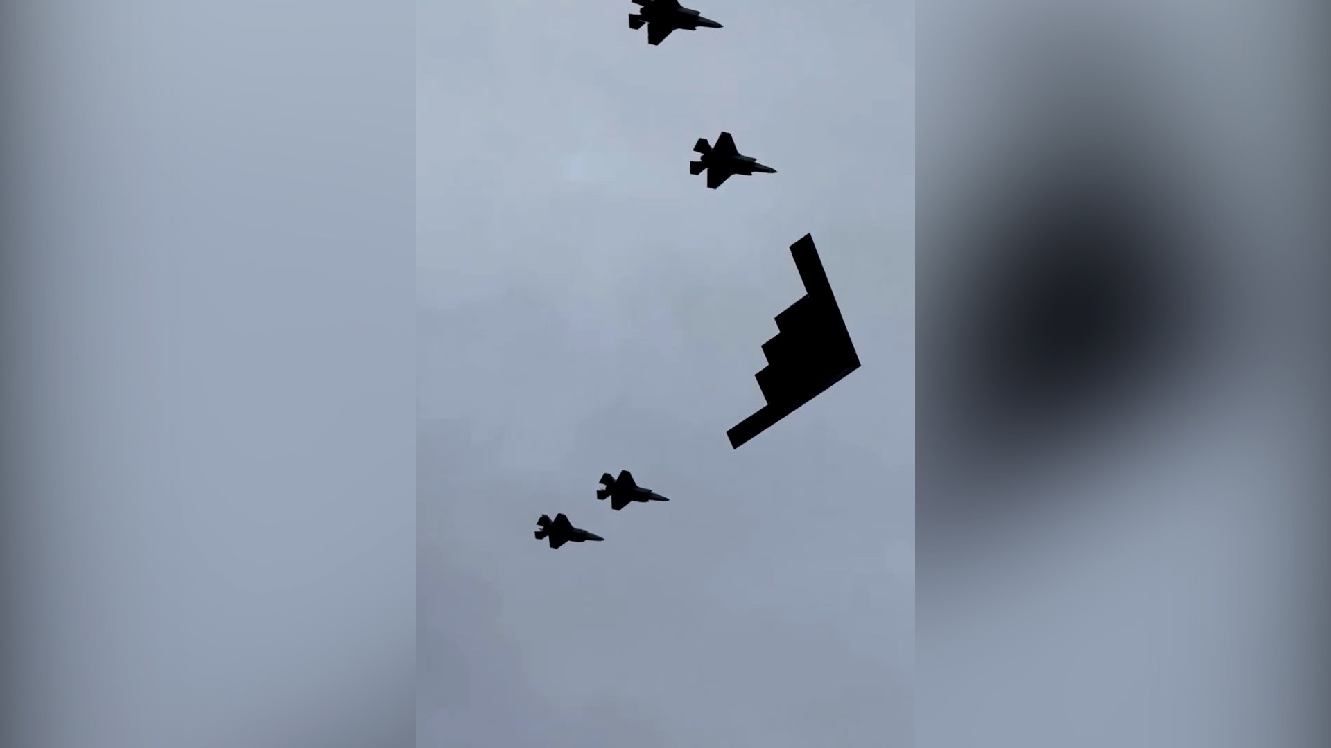 Video oanh tạc cơ B-2 bay qua khi ông Trump và ông Putin đi trên thảm đỏ ở Alaska - 1