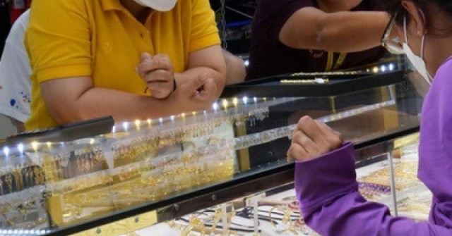 Giá vàng hôm nay 16-8: Tiếp tục lao dốc