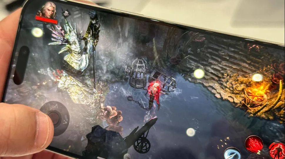 iPhone 15 Pro Max chơi game khá ổn.