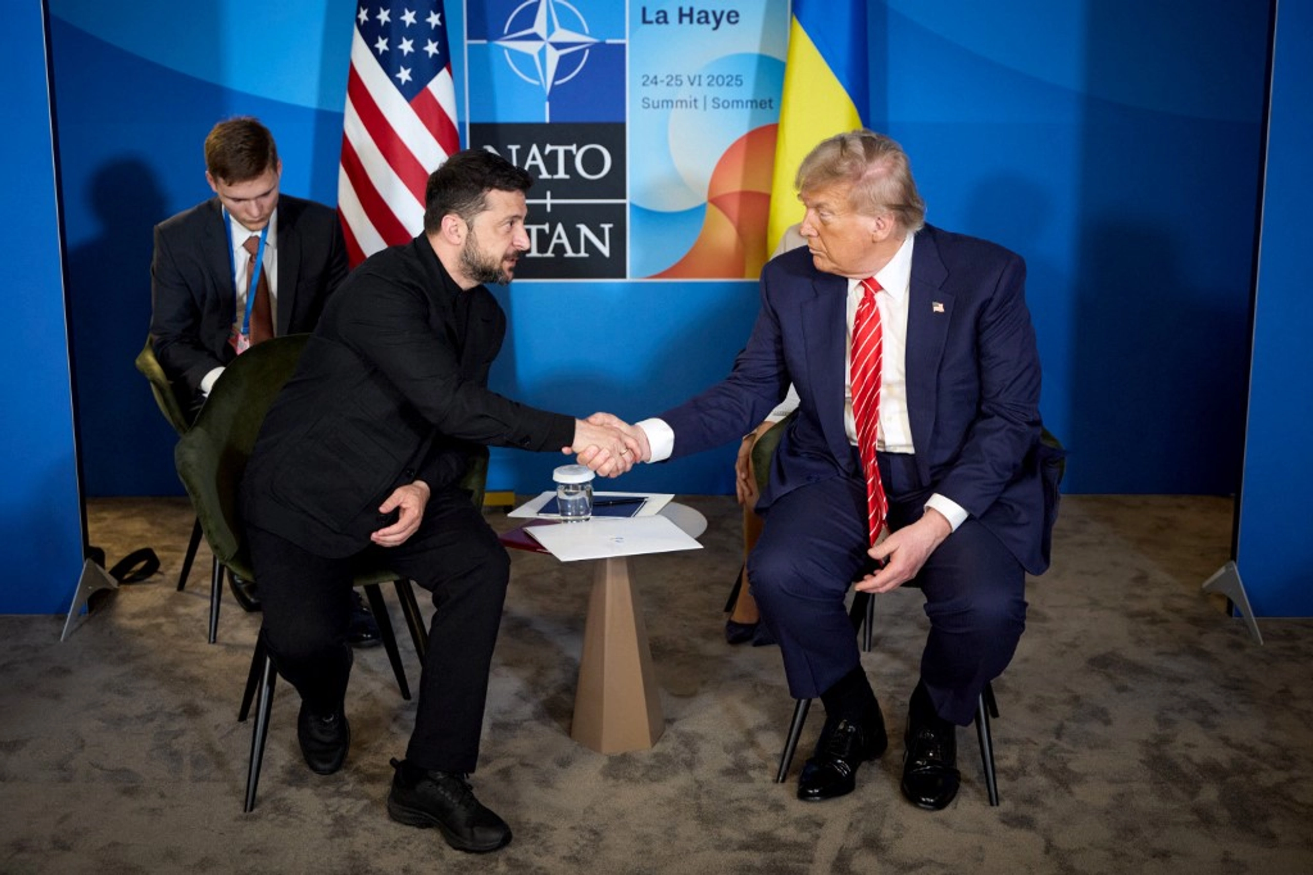 Ông Zelensky gặp ông Trump bên lề hội nghị thượng đỉnh NATO ở Hà Lan vào ngày 25/6/2025. Ảnh: AFP.
