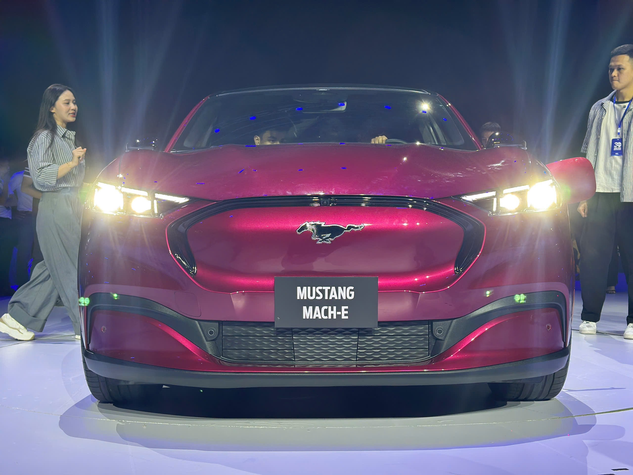 Mẫu xe điện đầu tiên của Ford có mặt tại Việt Nam, giá từ 2,6 tỷ đồng - 3