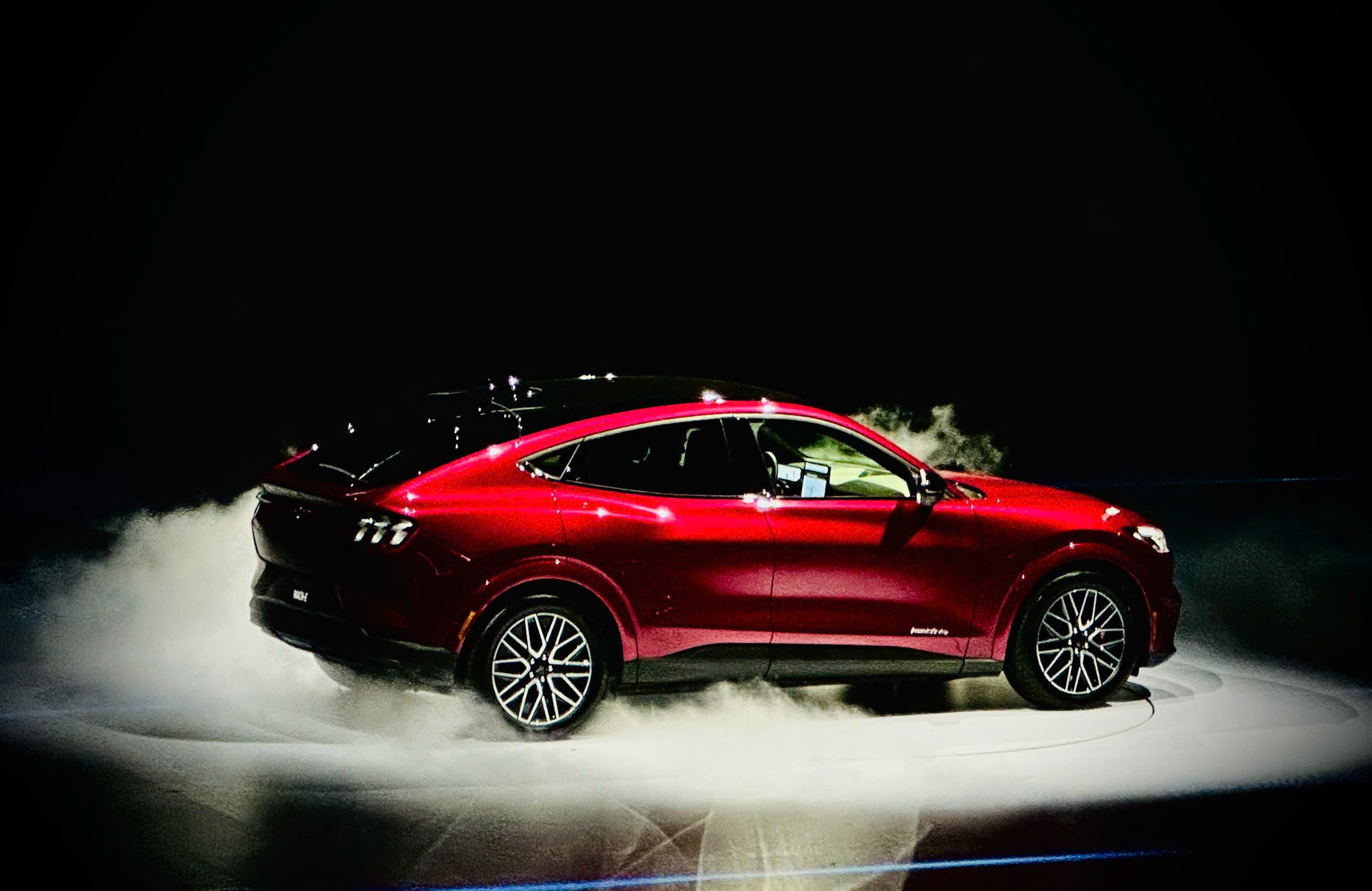 Mẫu xe điện đầu tiên của Ford có mặt tại Việt Nam, giá từ 2,6 tỷ đồng - 2