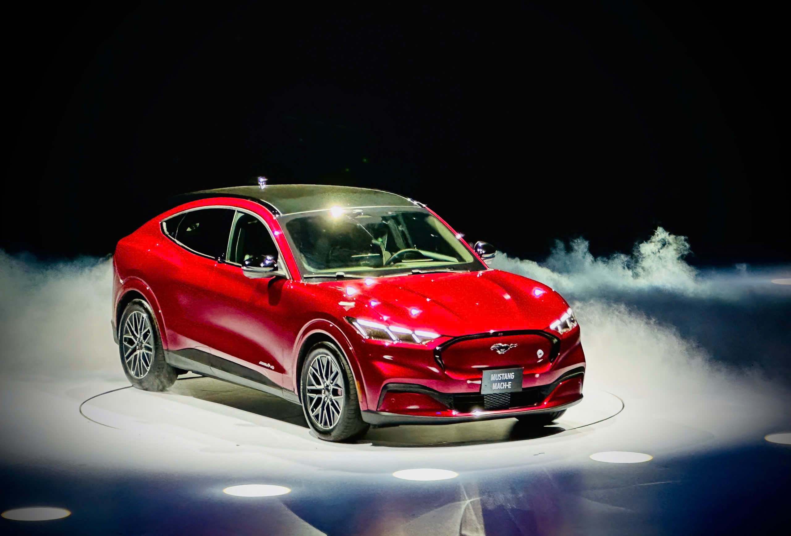 Mẫu xe điện đầu tiên của Ford có mặt tại Việt Nam, giá từ 2,6 tỷ đồng - 1