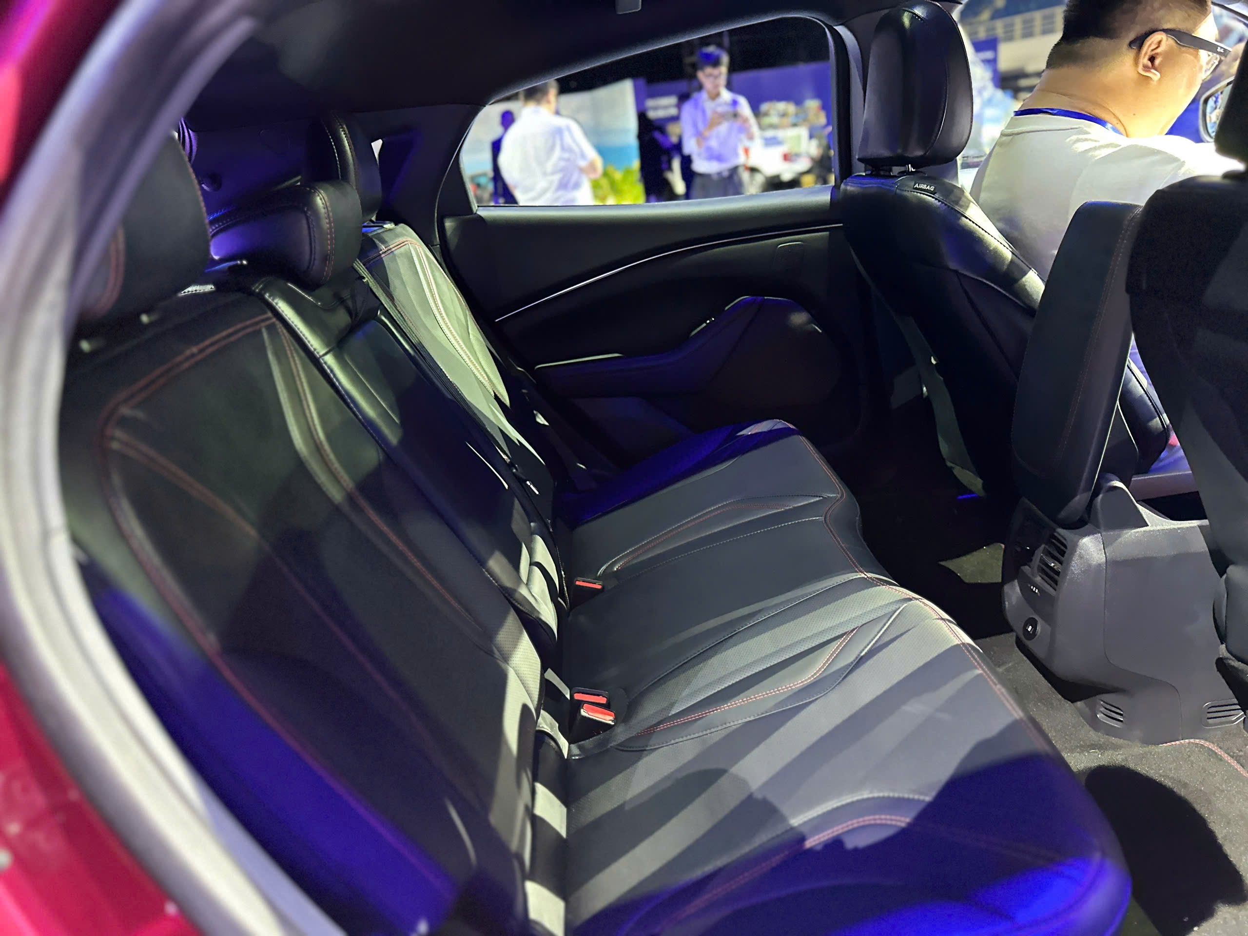 Mẫu xe điện đầu tiên của Ford có mặt tại Việt Nam, giá từ 2,6 tỷ đồng - 12