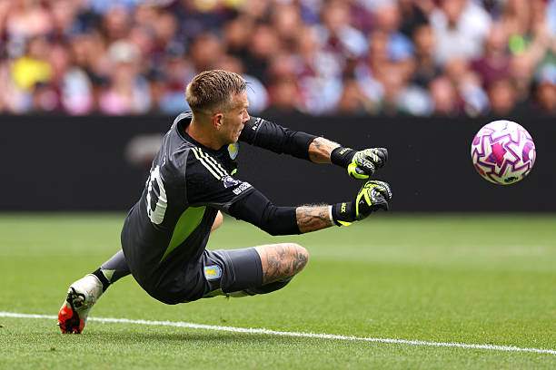 Bizot 2 lần cứu Aston Villa khỏi bàn thua trong hiệp 1