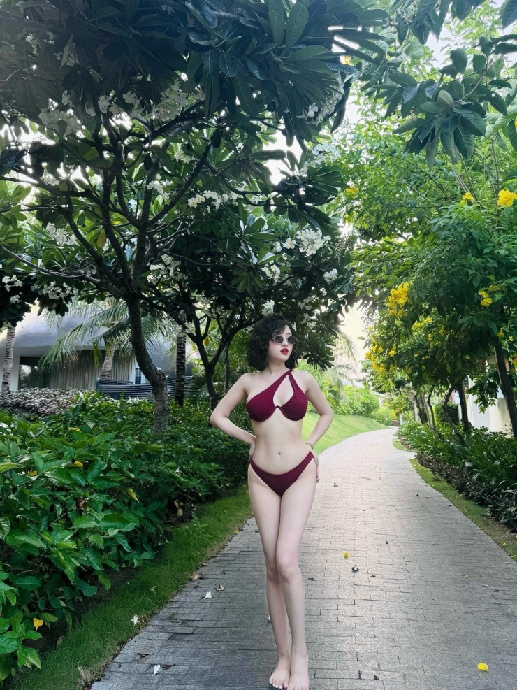 Cựu hot girl đình đám một thời, giờ đây được biết đến với danh xưng 'phú bà' Tâm Tít, vừa gây bão mạng xã hội khi đăng tải loạt ảnh diện bikini nóng bỏng bên bể bơi.