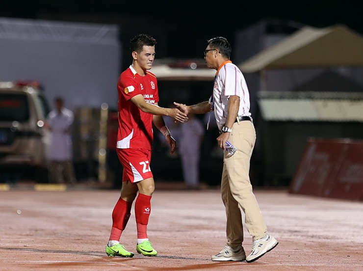 HLV Huỳnh Đức động viên Tiến Linh sau khi tiền đạo này được thay ra ở hiệp hai.