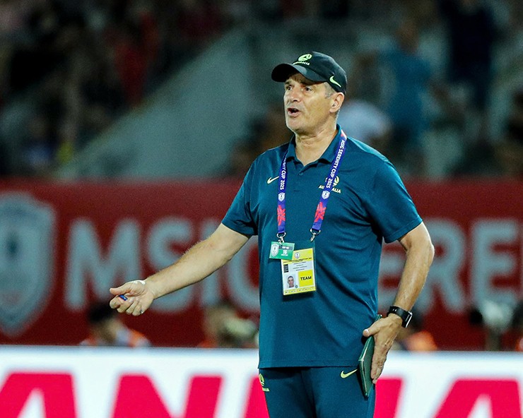 HLV trưởng ĐT nữ Úc chỉ đạo học trò ở trận thắng Việt Nam.