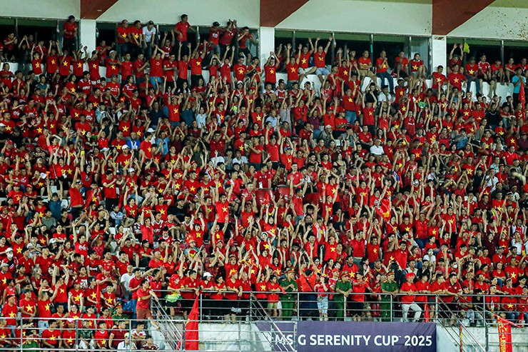 Đông đảo người hâm mộ phủ kín sân Lạch Tray cổ vũ ĐT nữ Việt Nam tối 16/8.