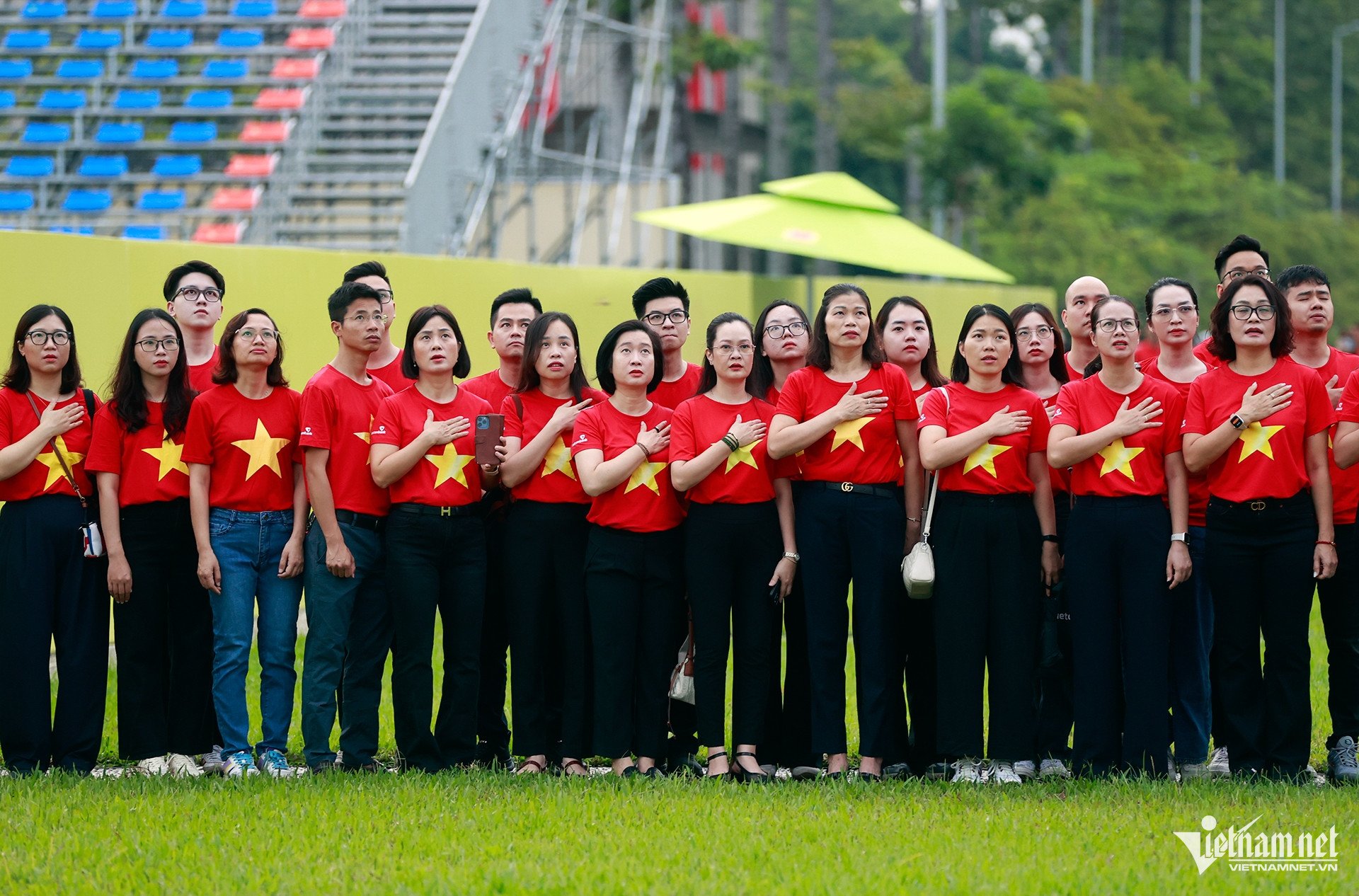 Hàng trăm nghìn người mặc áo cờ đỏ sao vàng đi bộ mừng Quốc khánh - 2