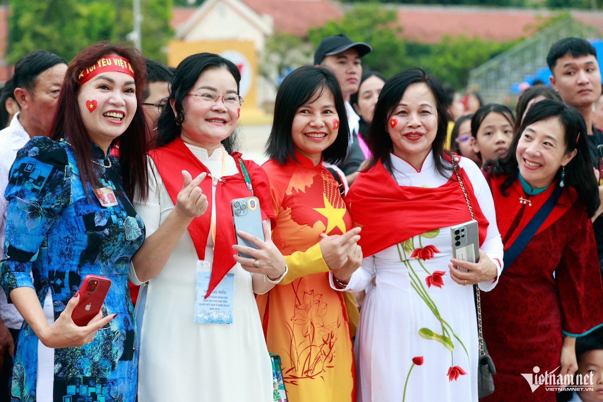 Hàng trăm nghìn người mặc áo cờ đỏ sao vàng đi bộ mừng Quốc khánh - 3