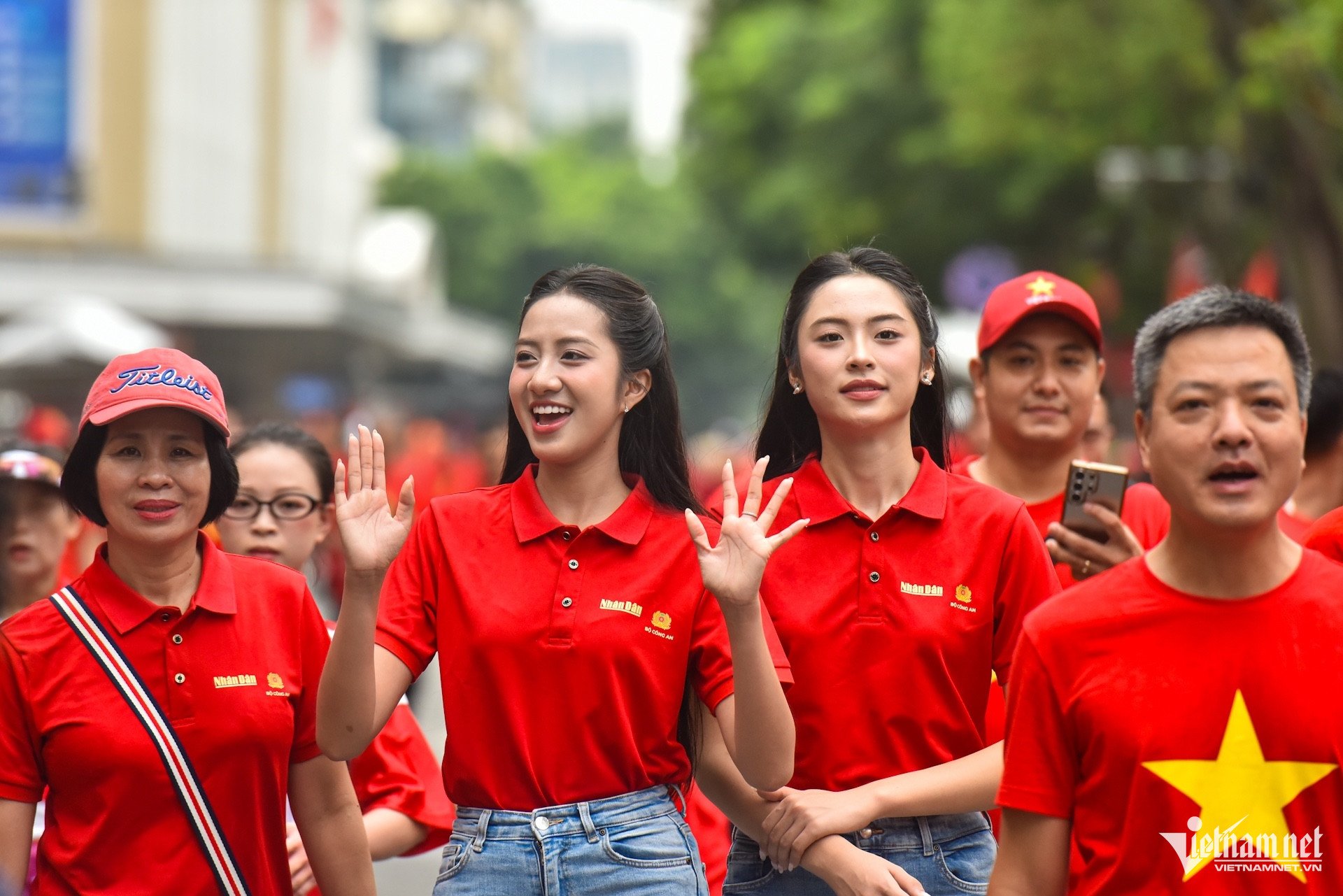 Hàng trăm nghìn người mặc áo cờ đỏ sao vàng đi bộ mừng Quốc khánh - 7