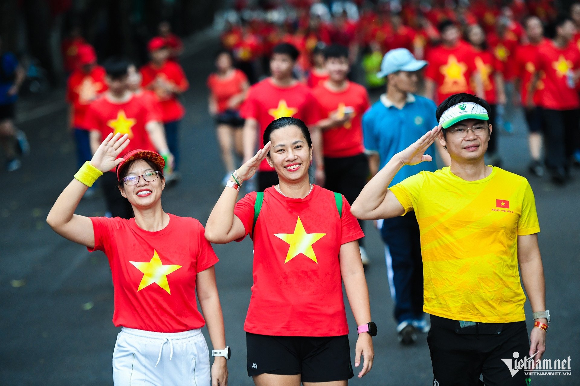 Hàng trăm nghìn người mặc áo cờ đỏ sao vàng đi bộ mừng Quốc khánh - 8
