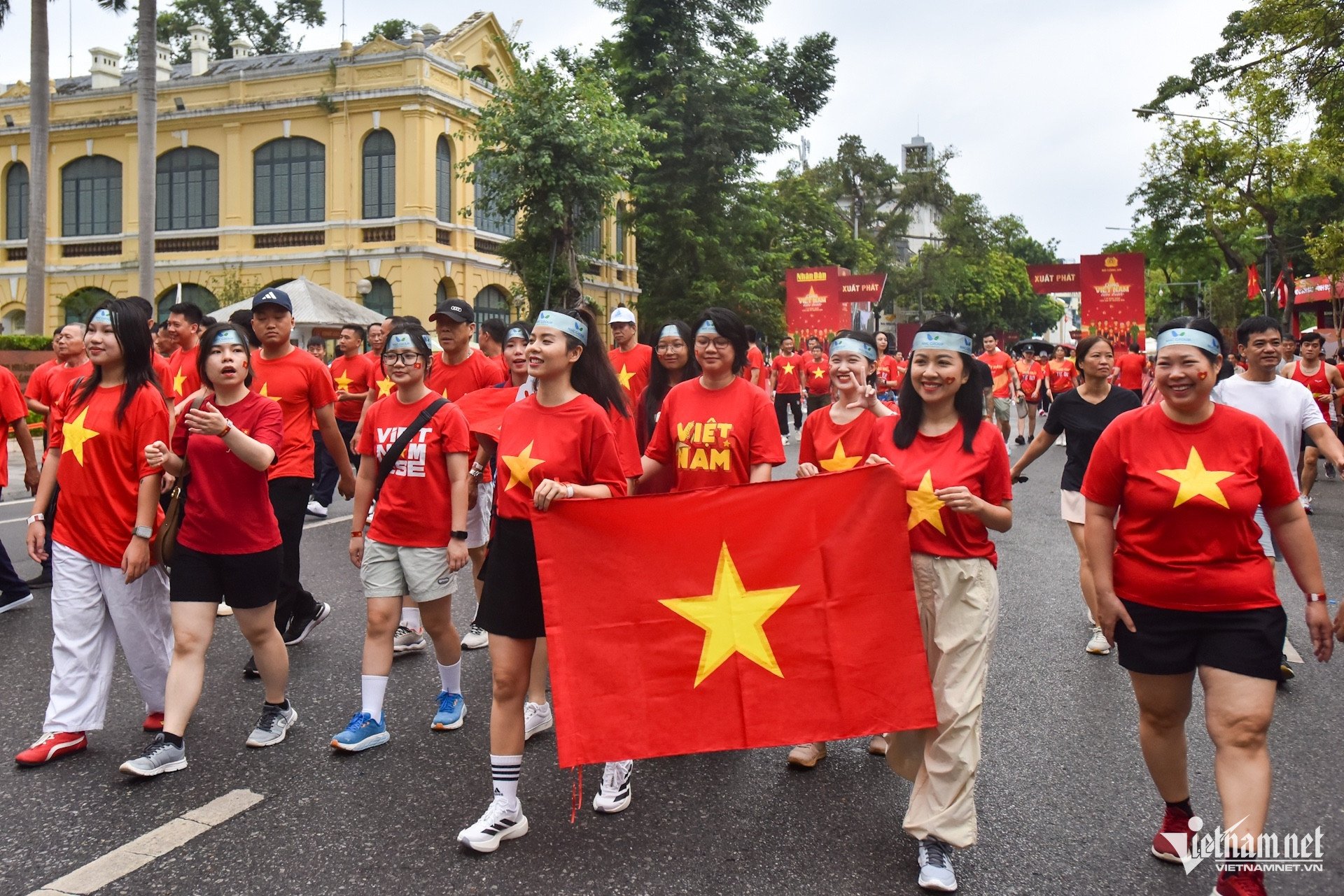 Hàng trăm nghìn người mặc áo cờ đỏ sao vàng đi bộ mừng Quốc khánh - 10