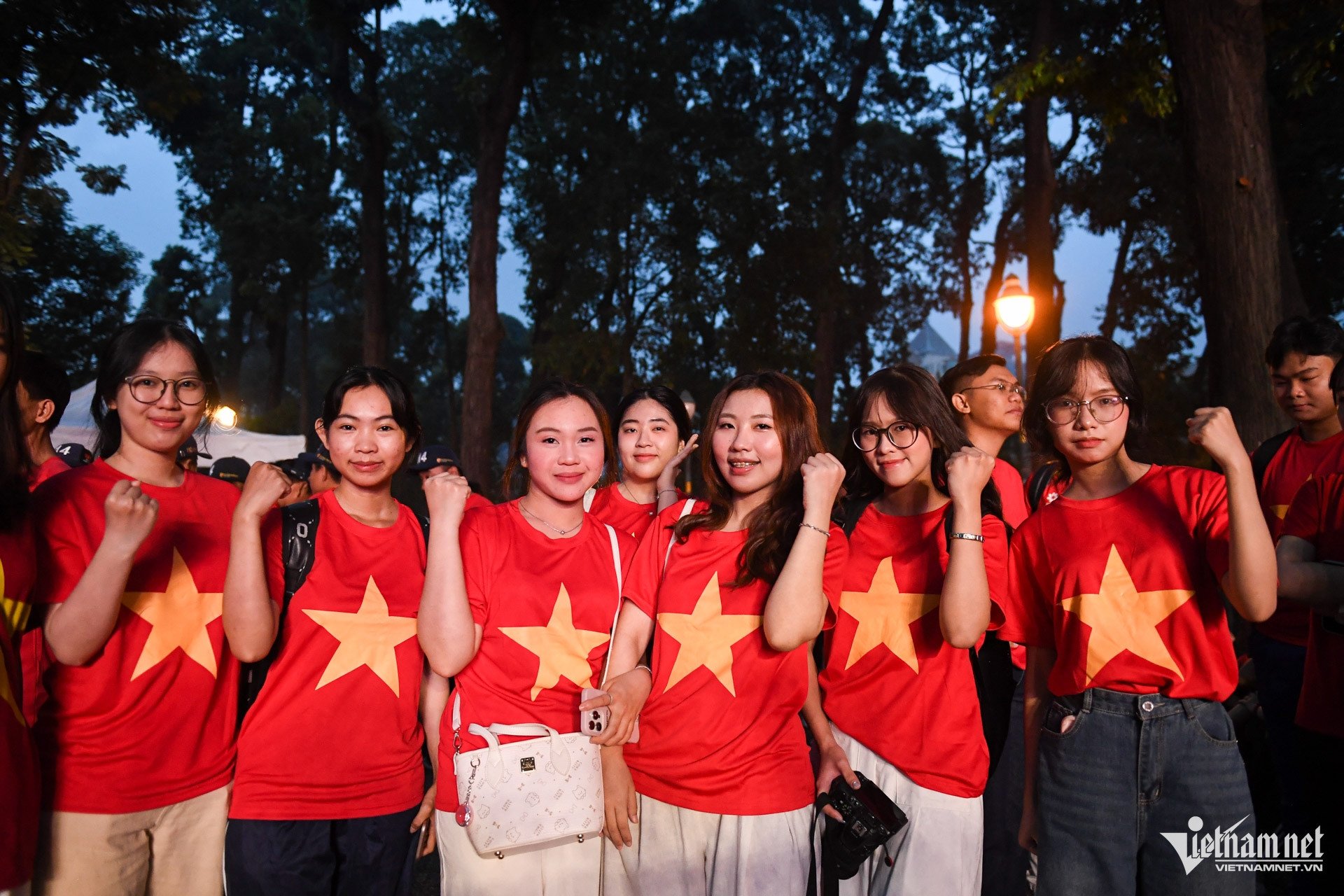 Hàng trăm nghìn người mặc áo cờ đỏ sao vàng đi bộ mừng Quốc khánh - 14