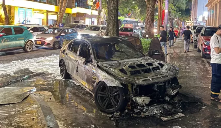 Chiếc ô tô BMW bị cháy rụi, trơ khung. Ảnh: CTV