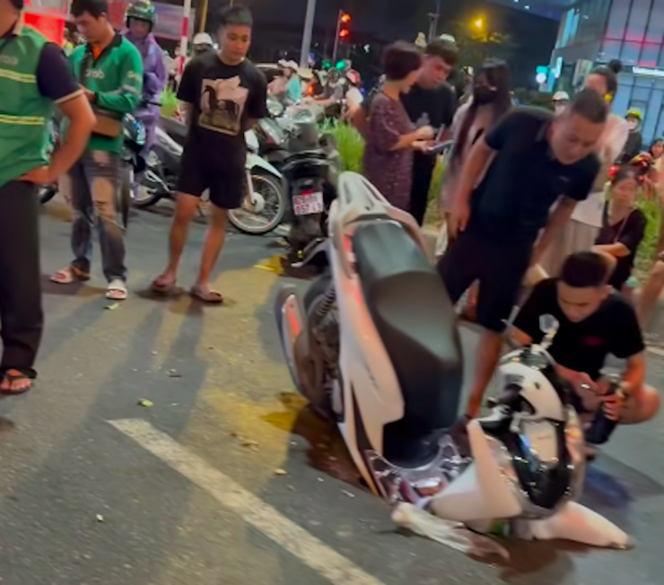 Xe máy bị sụt "hố tử thần" trên đường Trường Chinh. Ảnh chụp màn hình 