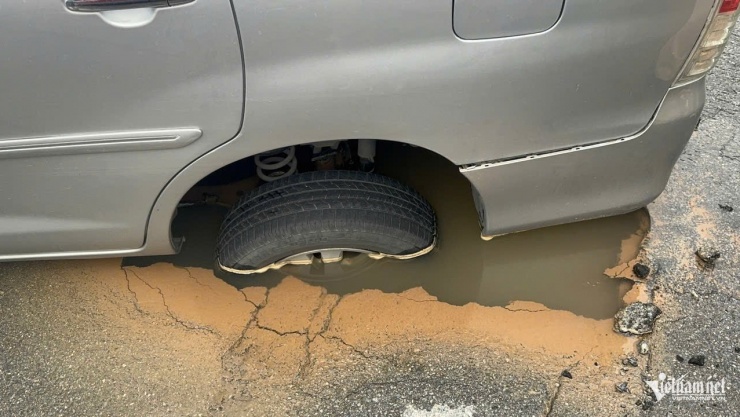 Ô tô bất ngờ sụt hố trên đường phố ở Hà Nội. Ảnh: N. Huyền 