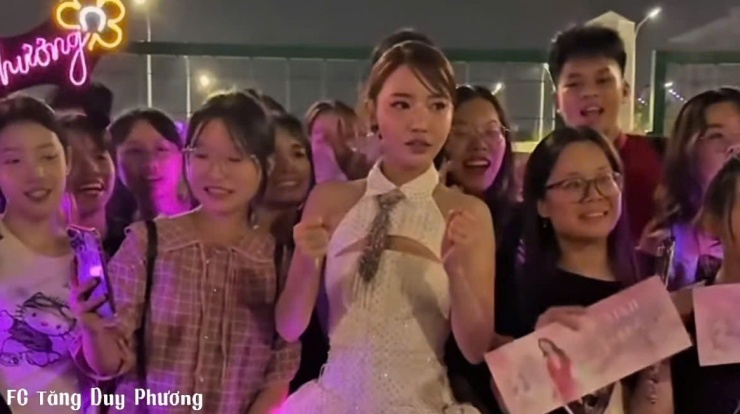 Bích Phương cũng góp mặt trong 1 đoạn clip chúc mừng sinh nhật Tăng Duy Tân.