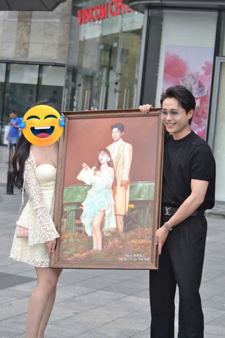 Tăng Duy Tân “cười tít mắt” khi nhận món quà đặc biệt từ người hâm mộ.