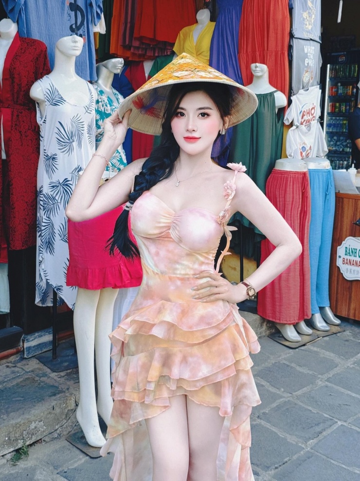 Điểm nổi bật nhất ở cô chính là làn da trắng sáng không tì vết, tưởng chừng như 
