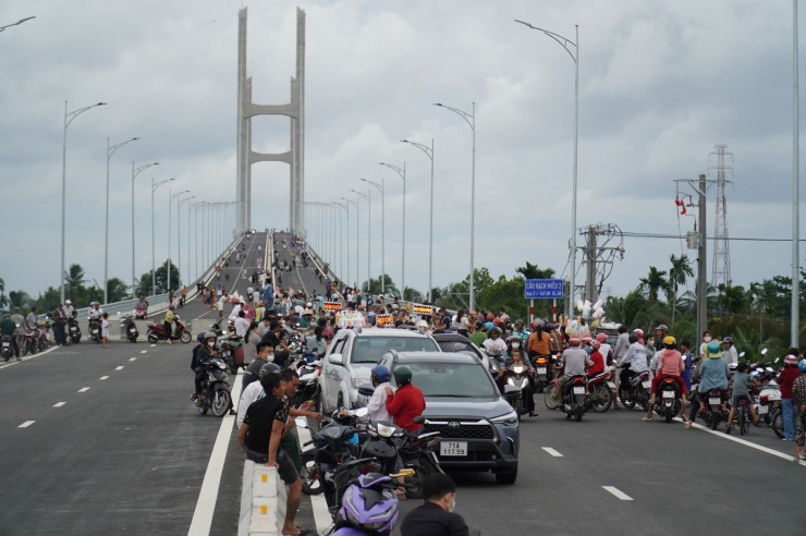 Rất đông người dân lên cầu Rạch Miễu 2 trước ngày đưa vào khai thác.