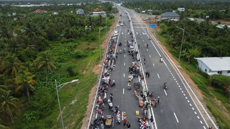 Người dân đậu xe kéo dài trên cầu Rạch Miễu 2.