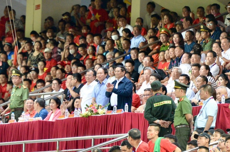 Thủ tướng Phạm Minh Chính xuống sân động viên tuyển nữ Việt Nam - 8