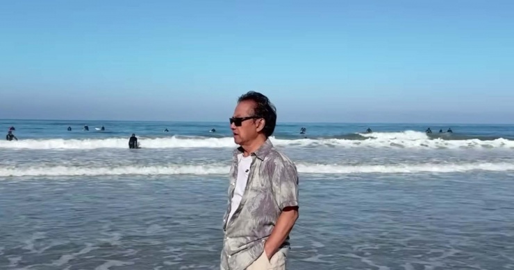 Danh ca Chế Linh vẫn phong độ trong chuyến đi biển cách đây không lâu. Ảnh: FBNV.