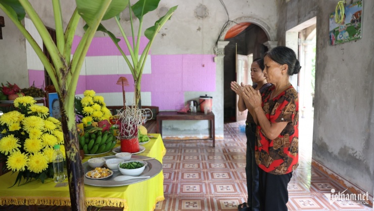 Trong căn nhà nhỏ, bà Liên đang thắp hương cho người con dâu xấu số. Ảnh: Đức Hoàng