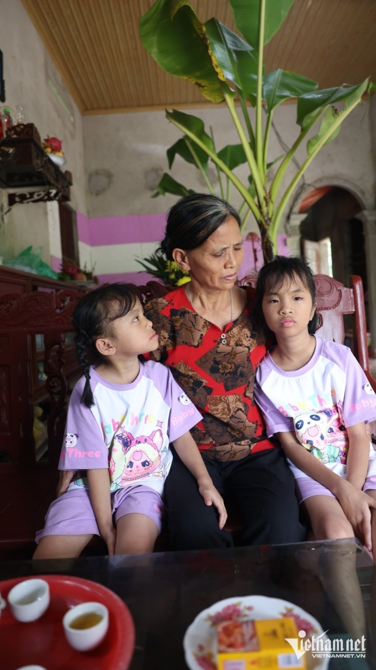 Bà Liên đã dọn về ở cùng để chăm sóc, nuôi dưỡng 2 cháu A. và cháu T. Ảnh: Đức Hoàng