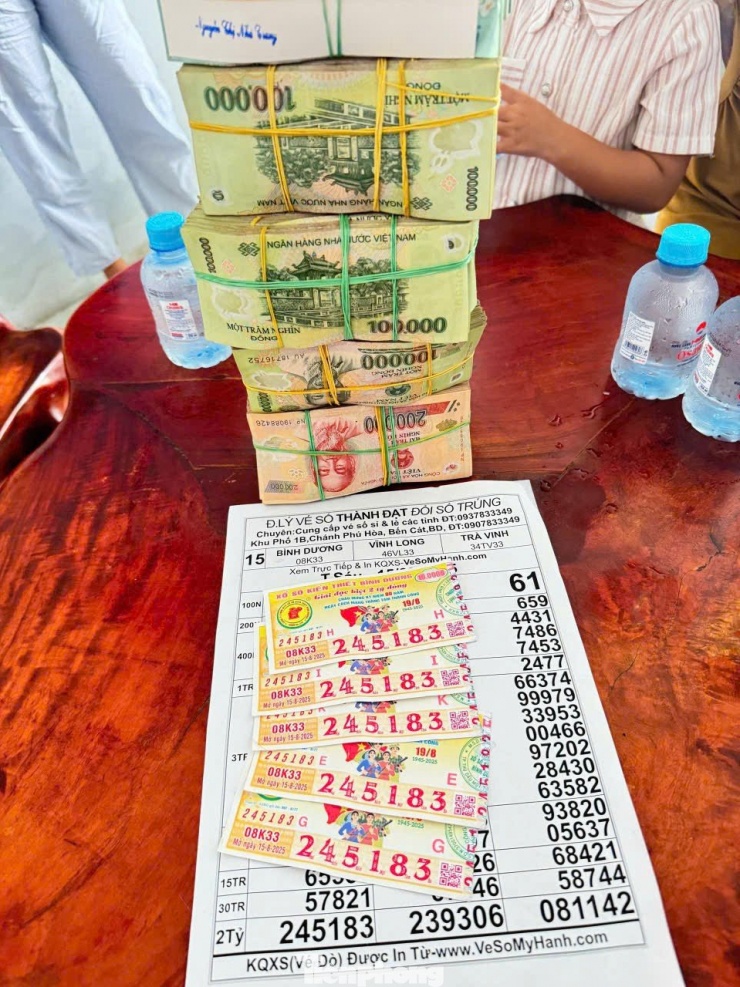 Mua ủng hộ người bán vé số dạo, vợ chồng trẻ trúng 5 tờ đặc biệt - 1