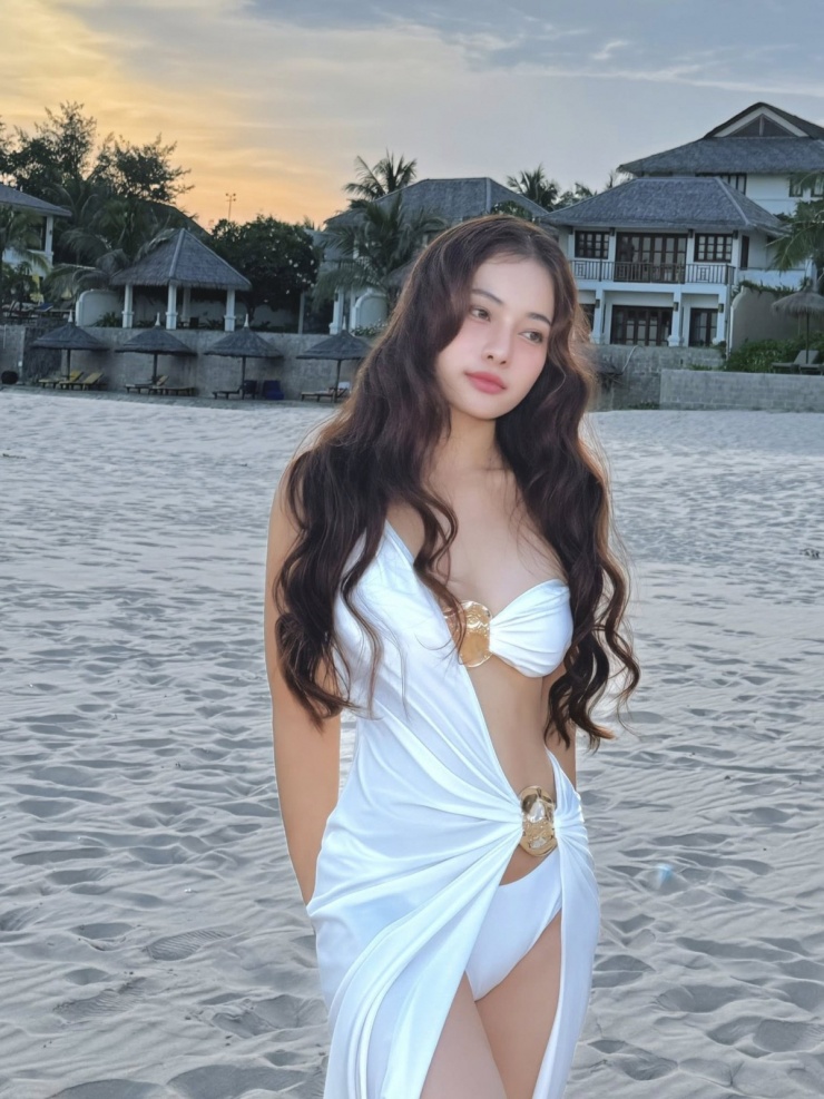 Người đẹp chọn trang phục sexy, nhiều khoảng hở với điểm nhấn ở eo và ngực. Cô cho biết gần đây nhờ chăm tập pickle ball mà cân nặng và số đo đã gần trở về thời con gái.