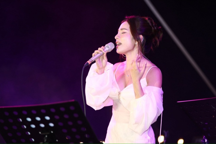 Cô cũng tự tin mặc đầm trễ vai, để lộ vòng một đầy đặn.