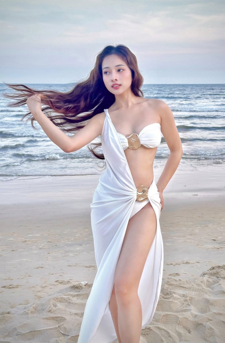 Khi giúp vợ thực hiện bộ ảnh này, Dương Khắc Linh nói anh đã trầm trồ, ngạc nhiên vì không ngờ bà xã ngày càng trẻ trung, gợi cảm, dù là mẹ của hai em bé 5 tuổi.