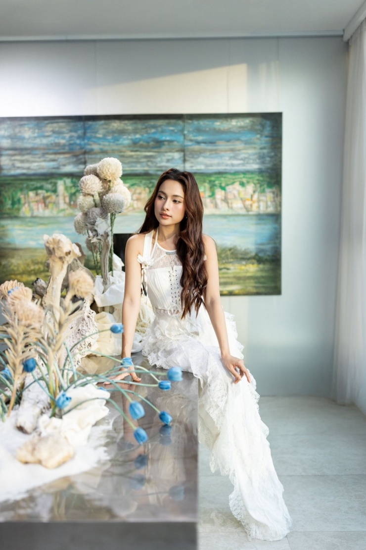 Người đẹp cho biết từ lúc các con được 2-3 tuổi, ông xã đã ủng hộ cô quay lại showbiz và sẵn sàng đầu tư cho cô ra sản phẩm âm nhạc. Tuy nhiên lúc đó, cô chưa thực sự tự tin vóc dáng, vẫn trong quá trình tích cực ăn kiêng và tập luyện để siết cân. Một năm trở lại đây, cô cảm nhận cơ thể đã về trạng thái ổn định nên thoải mái thay đổi phong cách, đi sự kiện và nhận show biểu diễn.