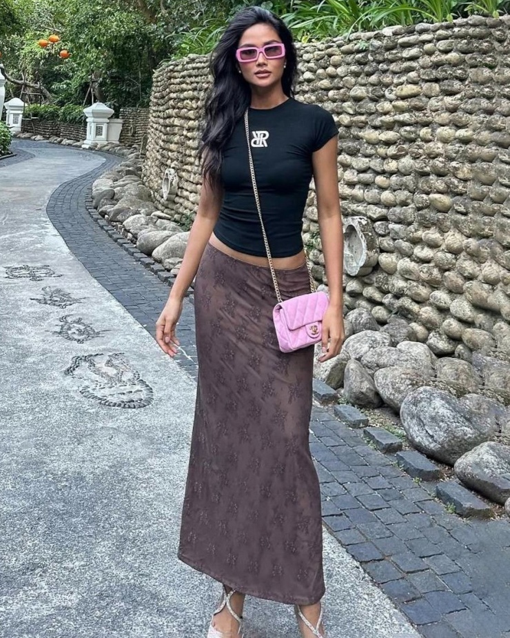 Thiết kế này từng được H'Hen Niê kết hợp cùng áo croptop làm nổi bật eo thon. Hoa hậu chia sẻ cô thường xuyên mặc đi mặc lại đồ, miễn thoải mái và năng động.
