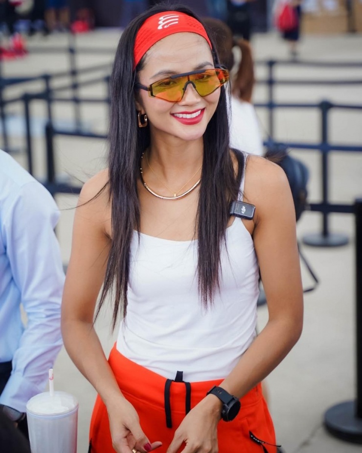 Món đồ này là style yêu thích của H'Hen Niê nhiều năm qua, từ lúc chưa lập gia đình.