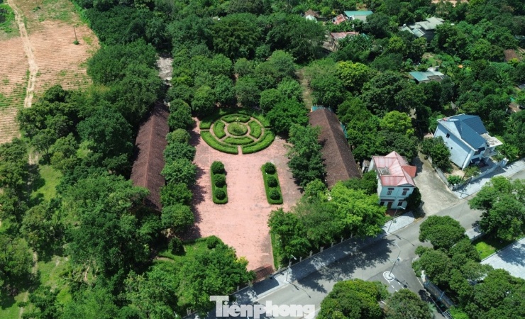 Khu di tích ngày càng được bảo tồn, tu bổ khang trang. Đặc biệt, Ban Quản lý đã sưu tầm được nhiều hiện vật quý giá, máy in tiền, tờ tiền đầu tiên được in ở đây và các kỷ vật của Bác Hồ khi về thăm Chi Nê… Hai dãy nhà kho của đồn điền Chi Nê, được đặt máy in tiền và nhà ở của công nhân. Đồng tiền đầu tiên được in ở đây khẳng định chủ quyền tài chính của quốc gia độc lập của Nước Việt Nam dân chủ Cộng hòa.