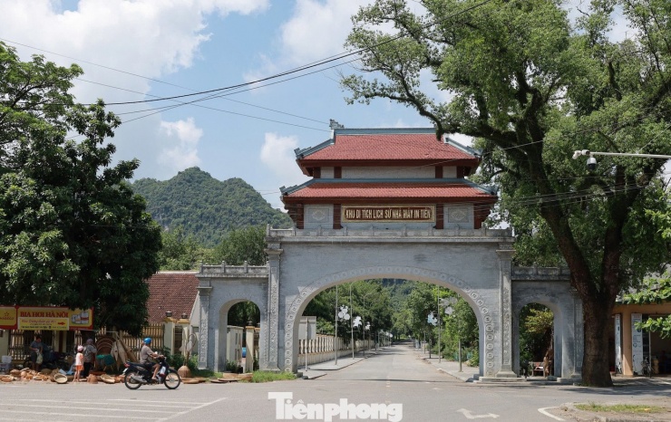 Khu Di tích Lịch sử Nhà máy in tiền tại đồn điền Chi Nê (xã An Nghĩa, tỉnh Phú Thọ) rộng hơn 15 ha, được bảo tồn, tôn tạo nguyên vẹn, vẫn giữ được những dấu tích gốc quý giá như: Khu nhà in tiền, hệ thống hầm trú ẩn, các công trình phụ trợ, cũng như những hiện vật gắn liền với quá trình in ra “Giấy bạc Cụ Hồ”.