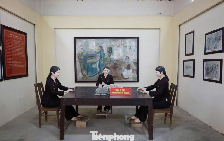 "Trong quá trình in tiền ở đây, máy bay địch thường xuyên quần thảo trinh sát trên bầu trời Chi Nê, nên công nhân làm việc chủ yếu từ 16h đến 3h sáng hôm sau. Mặc dù làm đêm vất vả, mệt nhọc nhưng mọi người đều hăng hái dốc hết tâm lực, hoàn thành mọi nhiệm vụ được giao nặng nề nhưng rất vinh quang”, chị Cúc chia sẻ.