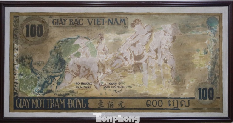 Tờ tiền 100 đồng thường được gọi là tờ bạc “con trâu xanh”. Tờ tiền này do họa sĩ Nguyễn Huyến thiết kế. Một mặt tờ tiền là hình ảnh Bác Hồ, bên cạnh là những bông lúa và người nông dân đang chăm chỉ làm việc. Mặt còn lại là hình ảnh con trâu béo mập và những nông dân đang ra sức khai hoang vỡ đất, tăng gia sản xuất.