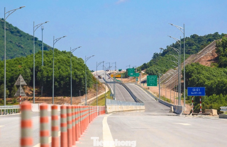 Các tuyến đường, cầu cạn dẫn tới hầm Đèo Bụt cũng đã dần được hoàn thiện với việc lắp đặt dải phân cách, hộ lan, sơn kẻ vạch, biển báo giao thông và hệ thống chiếu sáng.
