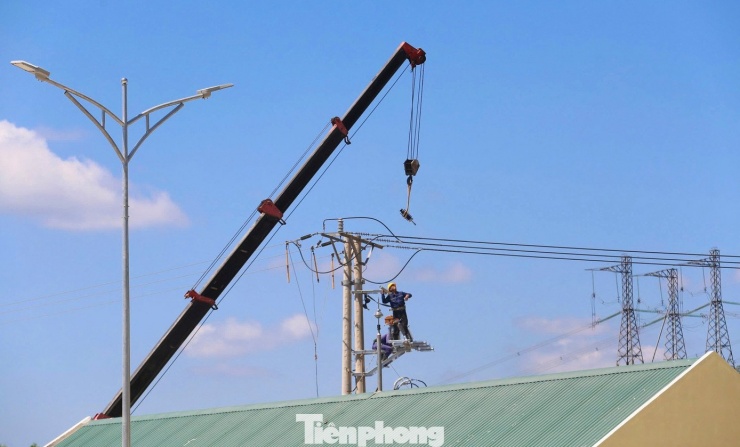 Công nhân điện lực thực hiện đấu điện chiếu sáng bên trong ống hầm.